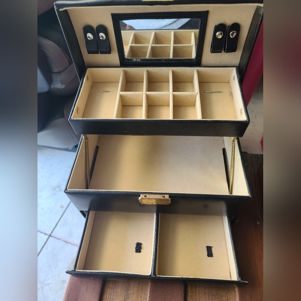 Black and Cream Jewelry Organizer